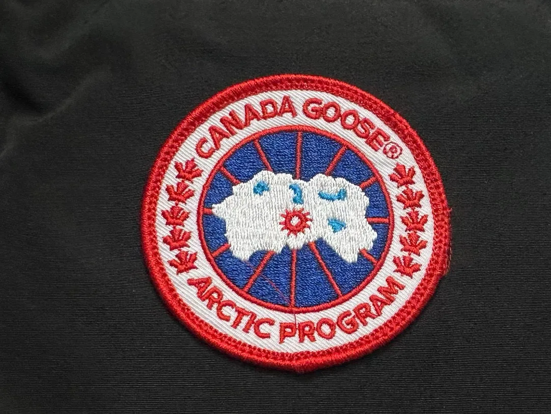 P360 [Canada Goose] Canada Goose #Freestyle Crew 4154M Men’s and Women’s Vest Down# ➖ Imported Behringer embroidery machine with customized 10,000-needle embroidery logo! ➖ Imported 21-count polyester-cotton blended original fabric, using Feather-Light 10D waterproof coating fabric, made of 84.5% polyester fiber and 15.5% cotton, 100% the best feel in the entire network! ➖ The genuine official website uses the national standard 80 white duck down, and will never be misled by false claims such as 90 down or goose down! ➖ 100% nylon nylon lining with double double-layer sealing design to prevent velvet from running away. Top-grade polar fleece is used in the collar and pockets to keep warm and comfortable! ➖ Yoshida YKK provides original custom-made electroplated sliders. YKK two-way lockable zippers are tight and smooth and will not peel off paint! ➖ 3M composite original Velcro is durable, and all accessories and hardware are disassembled and customized! ⛔No slander, no exaggeration, no need for too much copywriting, because it is focused, it is professional!  SIZE: XS S M L XL XXL